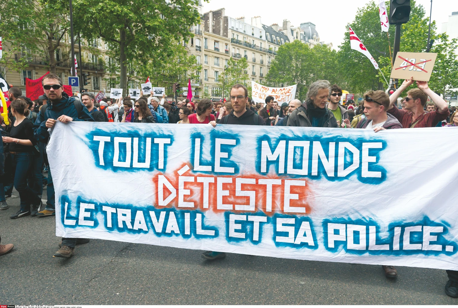 „Visi nekenčia darbo ir darbo politikos“, – su tokiais šūkiais į gatves eina Prancūzijos profsąjungos, protestuojančios prieš naująjį darbo kodeksą.
SIPA / „Scanpix“ nuotr.