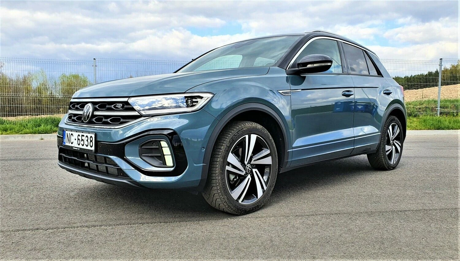 Atnaujintame „VW T-Roc“ ištaisytos kai kurios spragos ir panaudota gerokai daugiau jutiklinių valdiklių. Lino Butkaus (VŽ) nuotr.