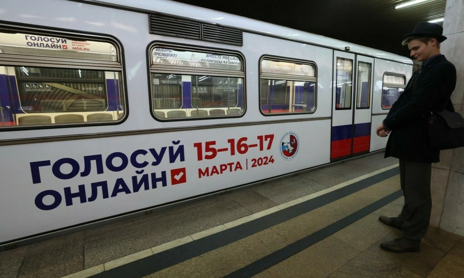 Užrašas ant metro vagono Maskvos stotyje – „Balsuok internetu“. 2024 m. vasario 27 d. Veros Savinos (AFP / „Scanpix“) nuotr.