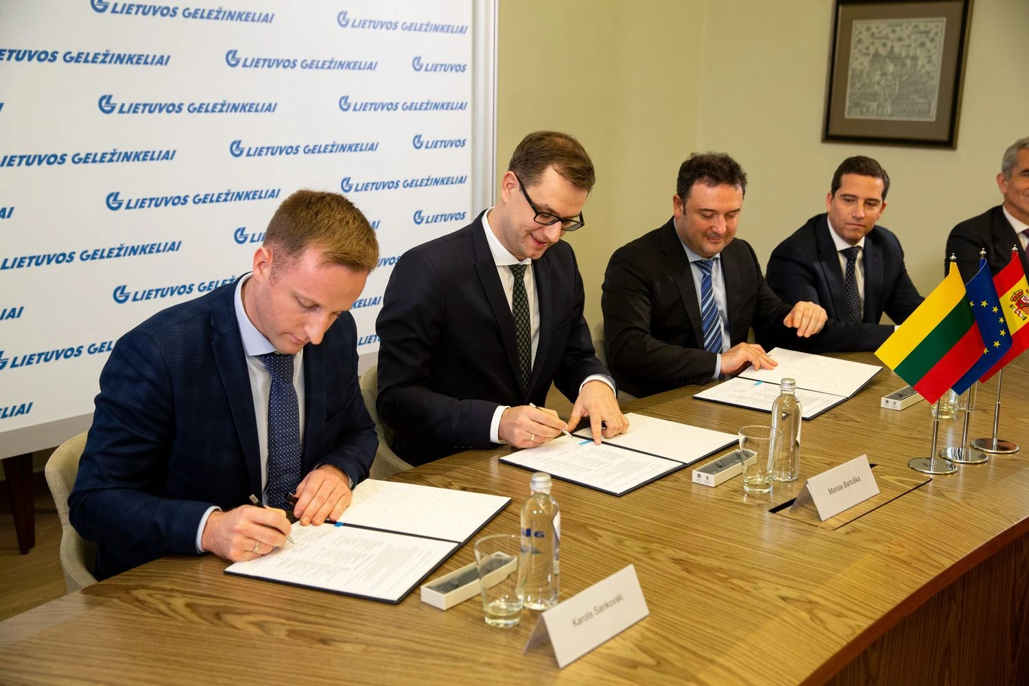 „Lietuvos geležinkeliai“ pasirašo 363 mln. eurų vertės Vilnius-Klaipėda ruožo elektrifikacijos sutartį su Ispanijos kompanija „Elecnor“. Vladimiro Ivanovo (VŽ) nuotr.