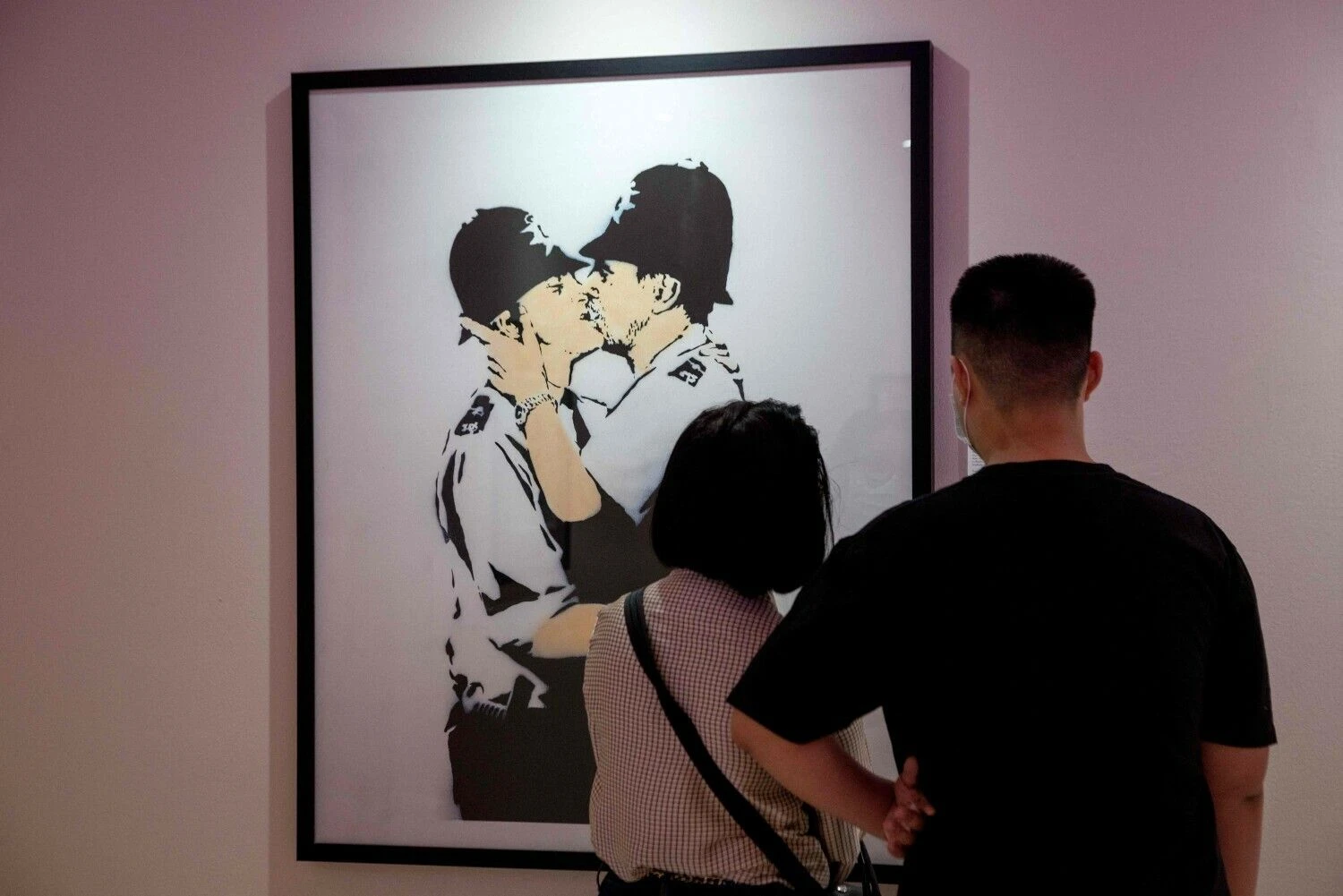 „Besibučiuojantys policininkai“. Paroda „Art of Banksy“, 2022 m. spalio 26 d., Bankoko Šiuolaikinio meno muziejus (MOCA). Jacko Tayloro (AFP / „Scanpix“) nuotr.
