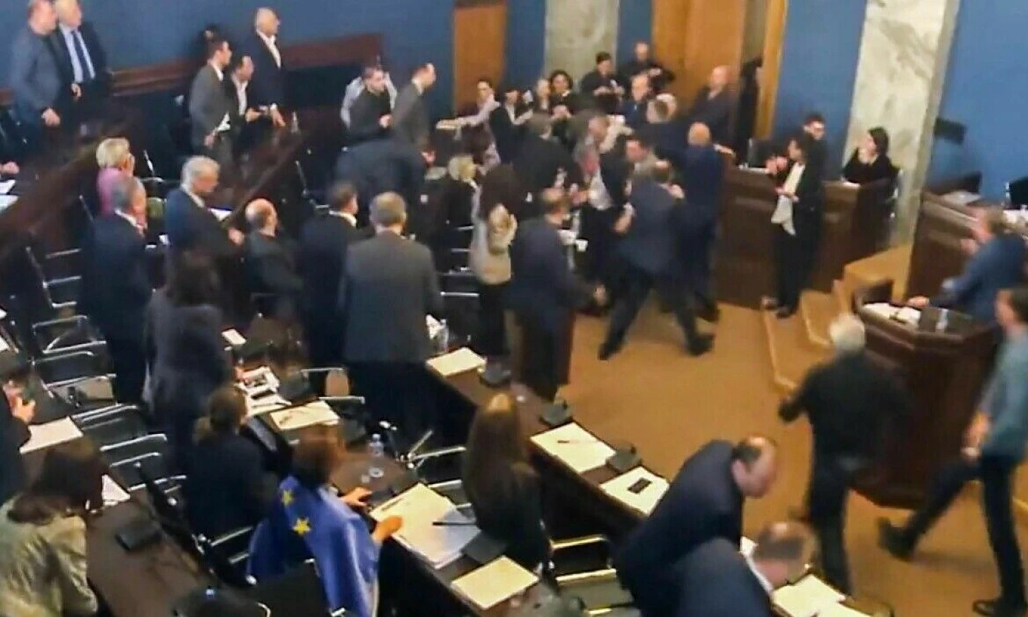 Muštynės Sakartvelo parlamente. „Scanpix“ nuotr.