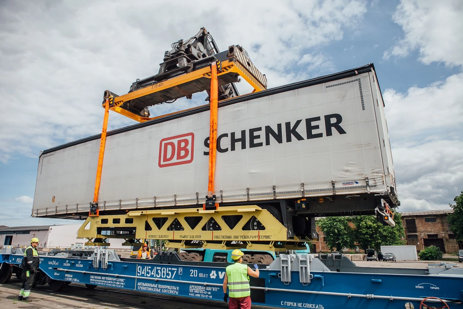 „Schenker“ puspriekabė ruošiama vežamui į Liepojos uostą. Įmonės nuotr.