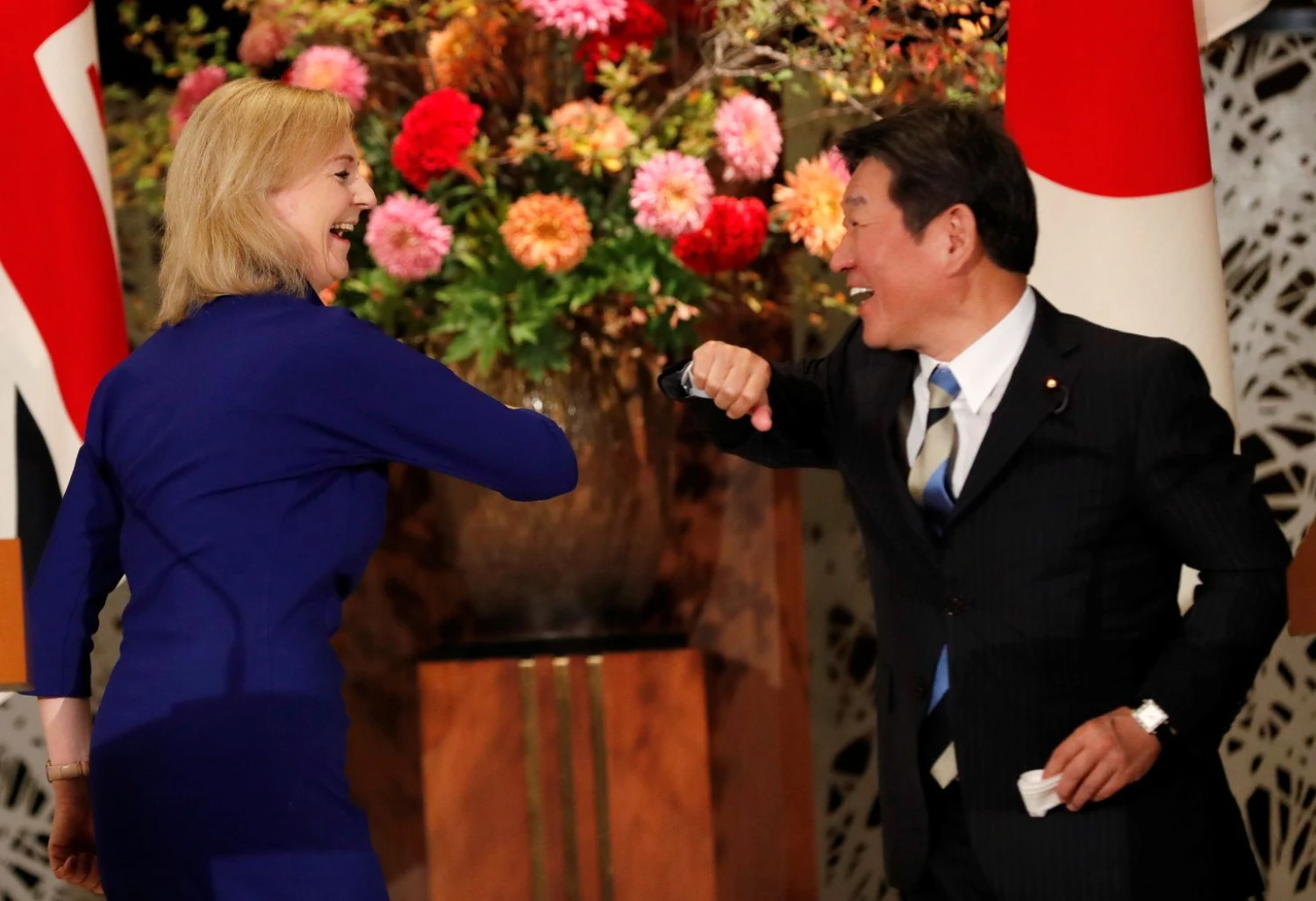 JK tarptautinės prekybos sekretorė Elizabeth Truss ir Japonijos užsienio reikalų ministas. Toshimitsu Motegi. Kim Kyung-Hoono („Reuters“ / „Scanpix“) nuotr.  
