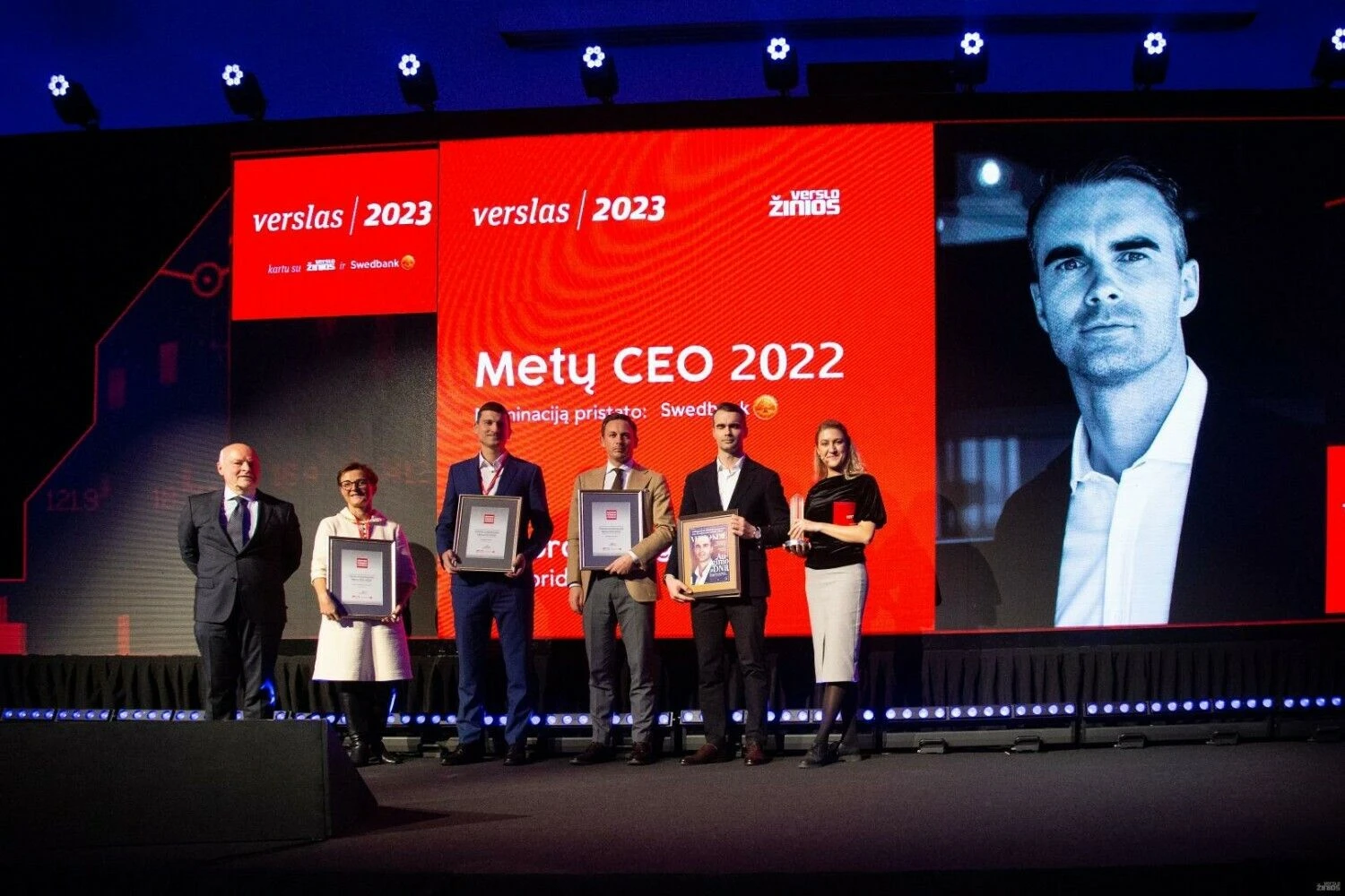 Metų CEO Viktoras Gurgždys, JAV programavimo paslaugų įmonės „Devbridge“ Lietuvos padalinio vadovas, su kitais kandidatais ir Rolandu Barysu, „Verslo žinių“ vyr. redaktoriumi, ir Liucija Zubrute, „Verslo žinių“ portalo redaktore. Vladimiro Ivanovo (VŽ) nuotr.