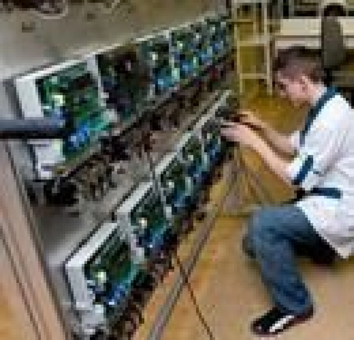 Elektroninių elektros skaitiklių gamybos procesas.