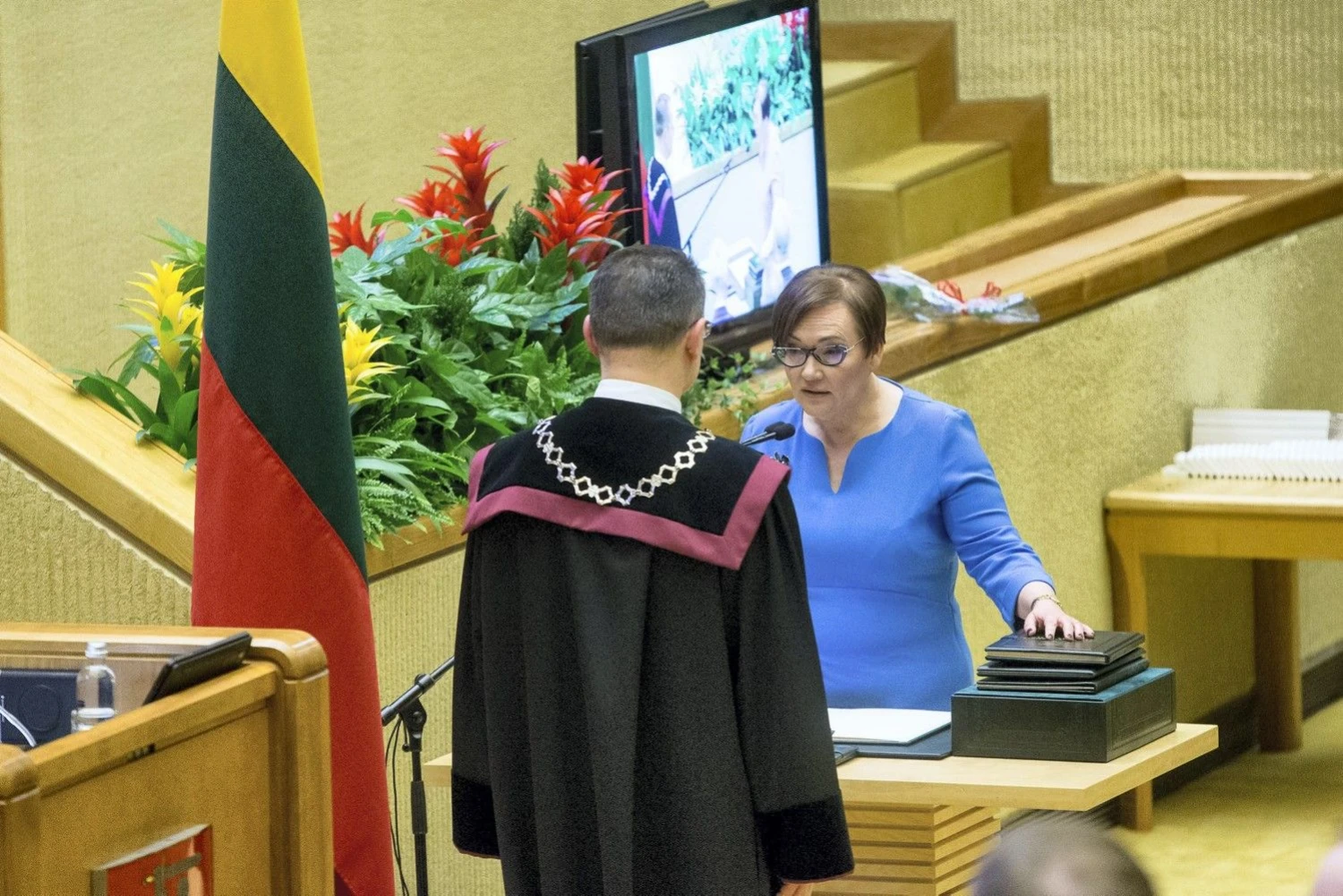 Aušra Maldeikienė duoda Seimo nario priesaiką. Vladimiro Ivanovo (VŽ) nuotr.