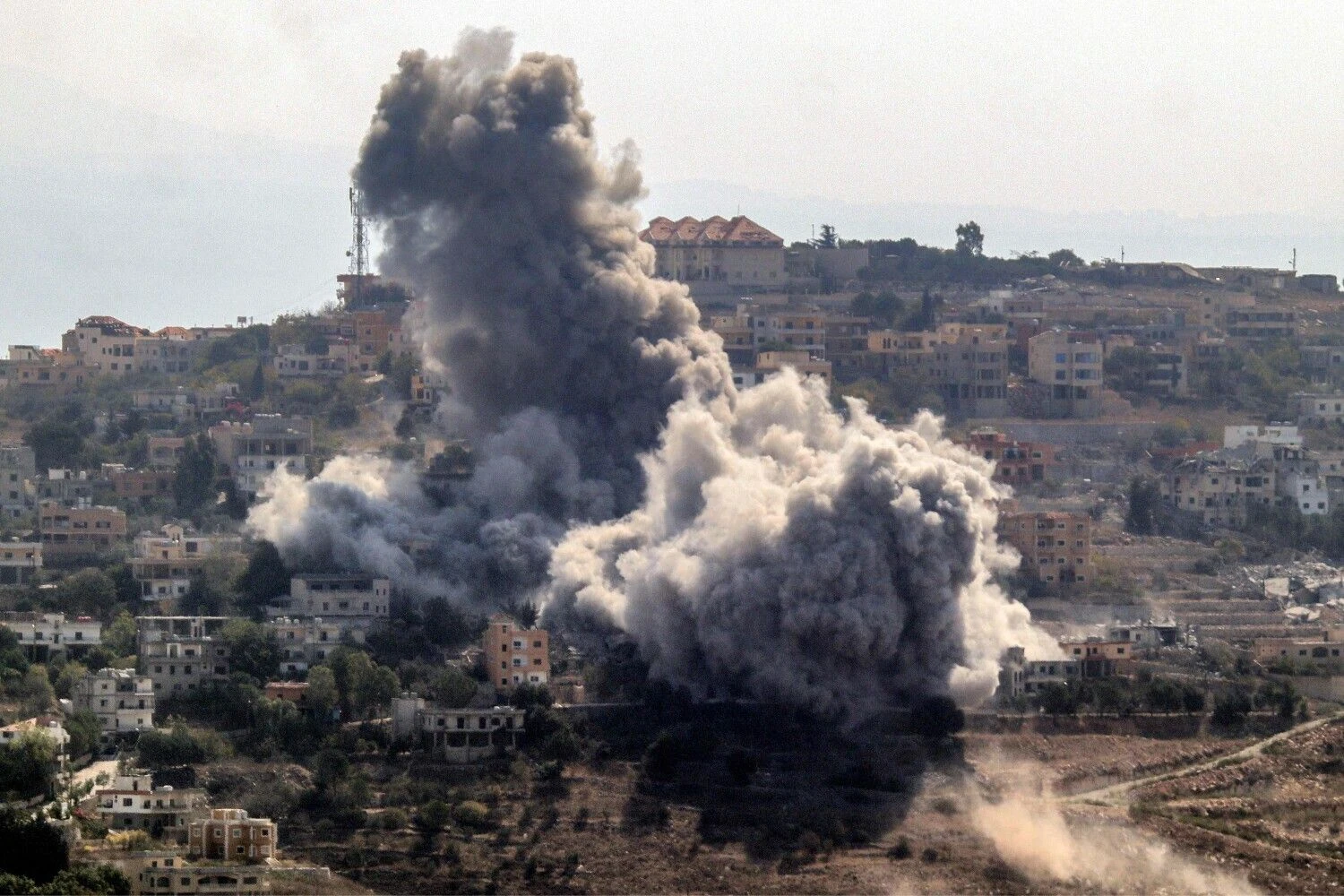 Masyvūs dūmų debesys po Izraelio smūgio Khiamo kaimui pietų Libane.( AFP/ „Scanpix“) nuotr.