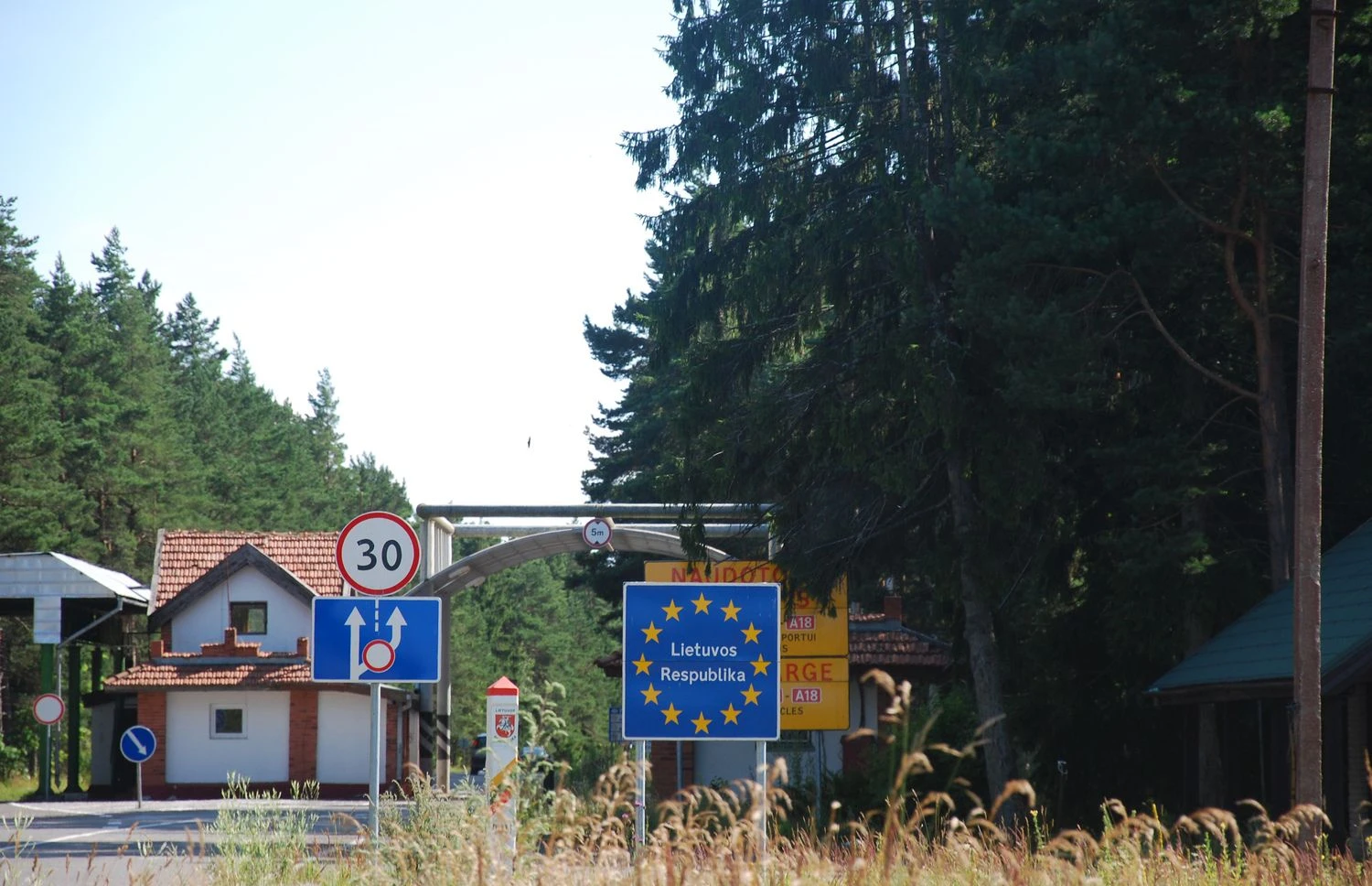 Žadama, kad kitąmet daugiau kaip pusėje tūkstančio kilometrų ilgio pasienio su Baltarusija ruože bus pastatyta 4 m aukščio tvora. VŽ nuotr.