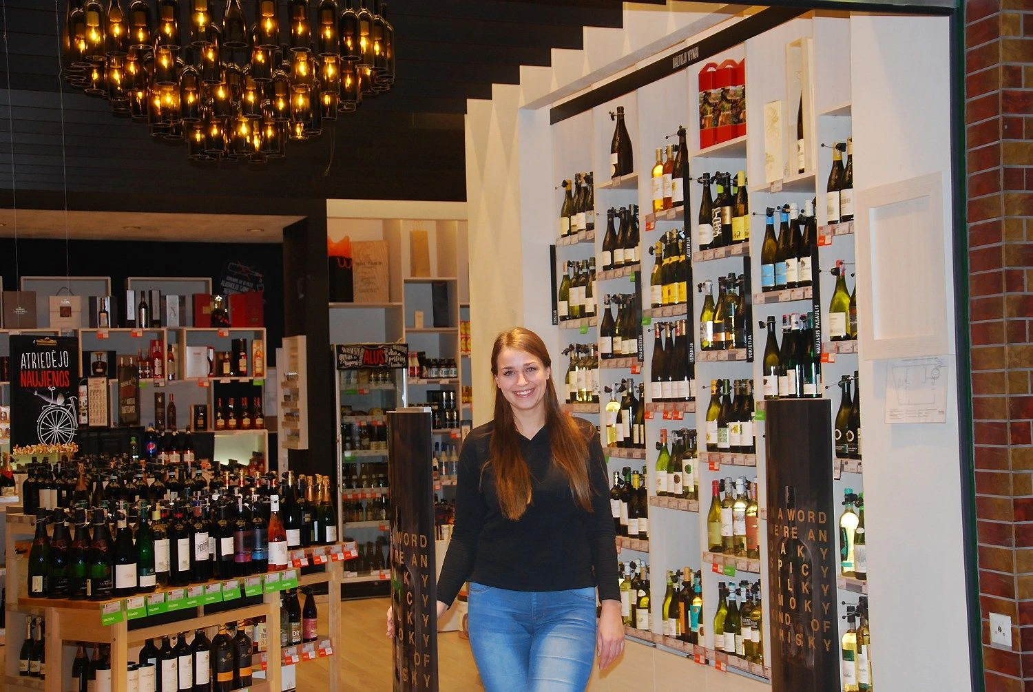 Sandra Pažereckaitė, bendrovės „Mineraliniai vandenys“ valdomų specializuotų gėrimų parduotuvių tinklo „Bottlery“ parduotuvės Klaipėdoje vyr. konsultantė – pardavėja. Mildos Ancevičės (VŽ) nuotr.
