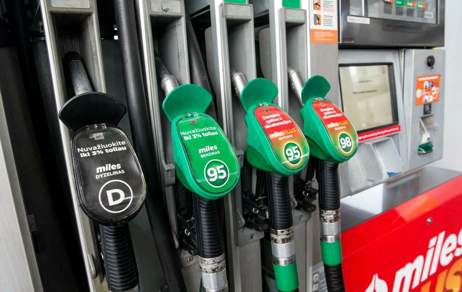Numatomi degalų kainų pokyčiai Lietuvoje siejami su tikėtinu degalų prekybos nutekėjimu į kaimynines šalis. Juditos Grigelytės (VŽ) nuotr.