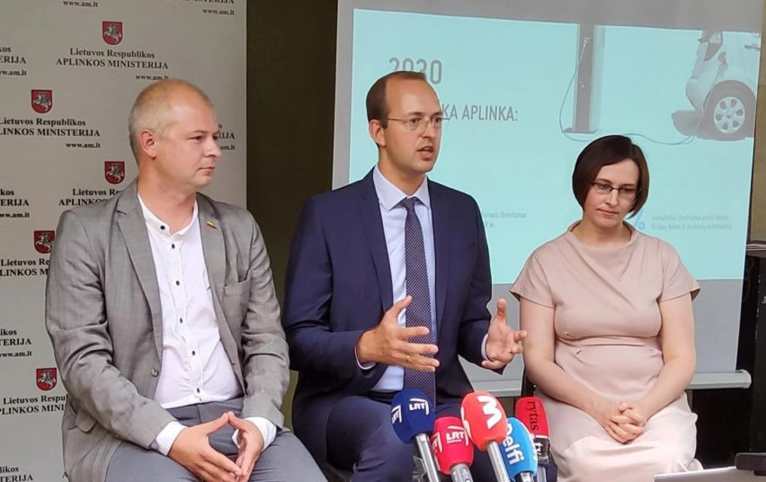 S. Gentvilas, aplinkos ministras, M. Skuodis, susisiekimo ministras ir G. Krušnienė, aplinkos viceministrė, pristatė naują mokestinę sistemą. Susisiekimo ministerijos nuotr.