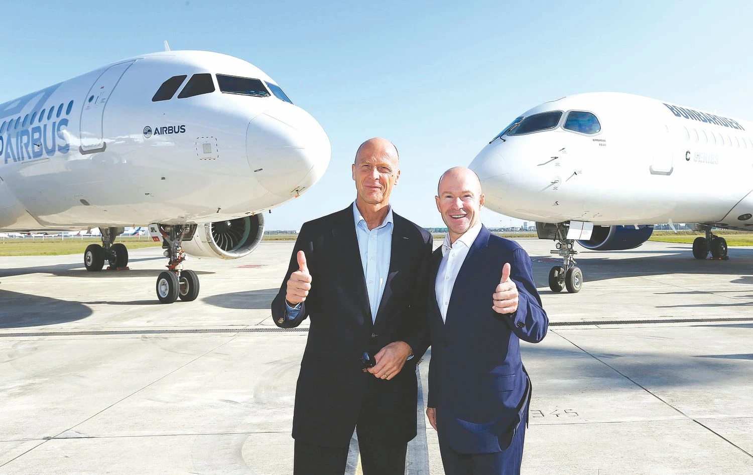 Tomas Endersas, „Airbus“ vykdomasis vadovas (kairėje), ir Alainas Bellemare’as, „Bombardier“ vadovas, sukirto rankomis dėl „CSeries“ orlaivių gamybos perleidimo Europos aviacijos grupei.
Regis Duvignau („Reuters“ / „Scanpix“) nuotr.