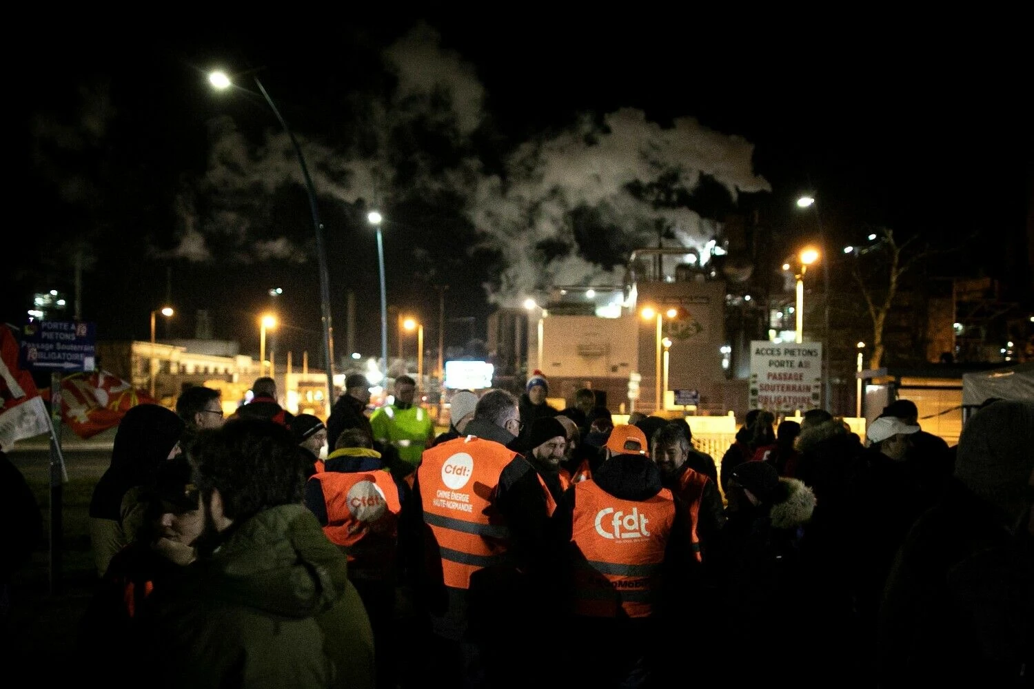 Prancūzijos profsąjungos organizuoja mitingą prie „Exxon-Mobil“ gamyklos. Lou Benoisto (AFP/„Scanpix“) nuotr.