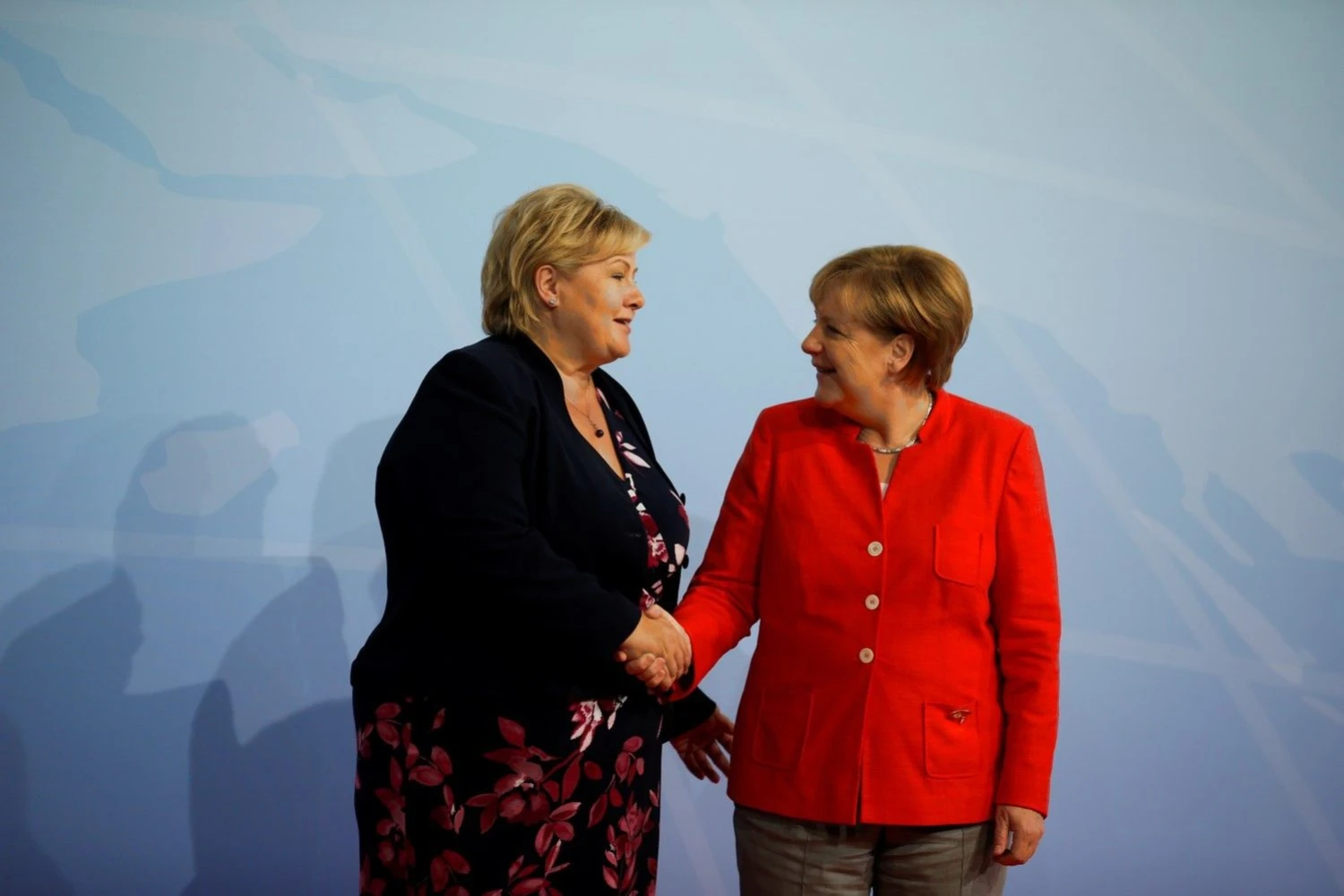 Erna Solberg, Norvegijos premjerė, kartu su Angela Merkel, Vokietijos kanclere. Axelo Schmidto (Reuters / Scanpix) nuotr.