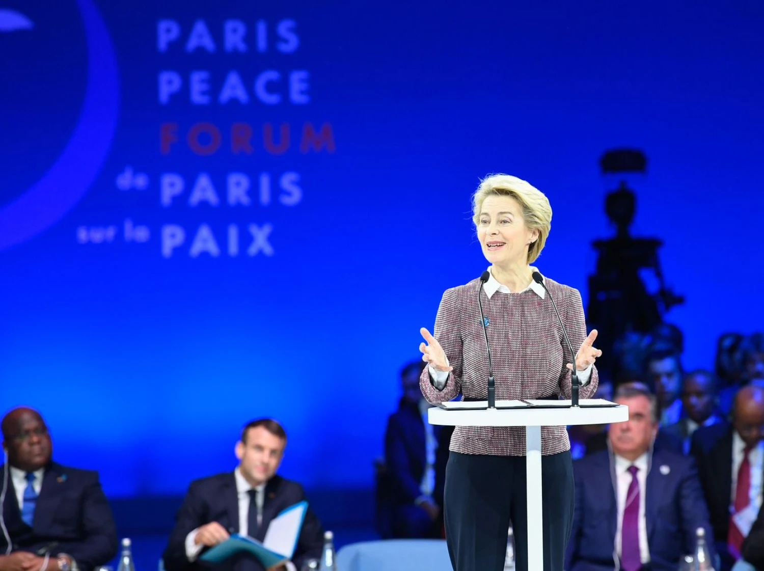 Apie didinamą ES įsipareigojimą COVAX fondui Paryžiaus taikos forume pranešė EK pirmininkė Ursula von der Leyen. „Imago.images“/„Xinhua“/„Scanpix“ nuotr. 