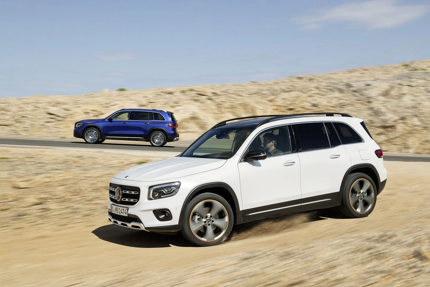 Stačiakampės kompaktinio GLB formos primena legendinį „Mercedes“ G klasės armijos visureigį. „Daimler AG“ nuotr.