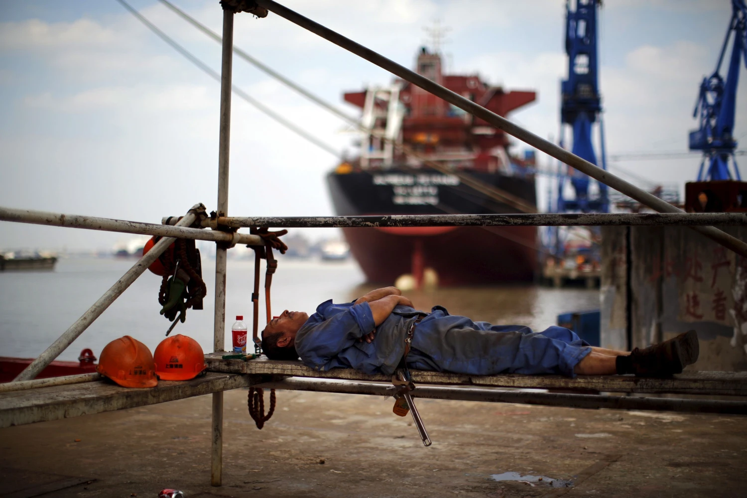 Traukiantis sunkiajai Kinijos pramonei, šimtai darbuotojų gali netekti darbo – nebent valdžia toliau gaivins nuostolingas pramonės milžines.  Carlos Barrios („Reuters“ / „Scanpix“) nuotr.