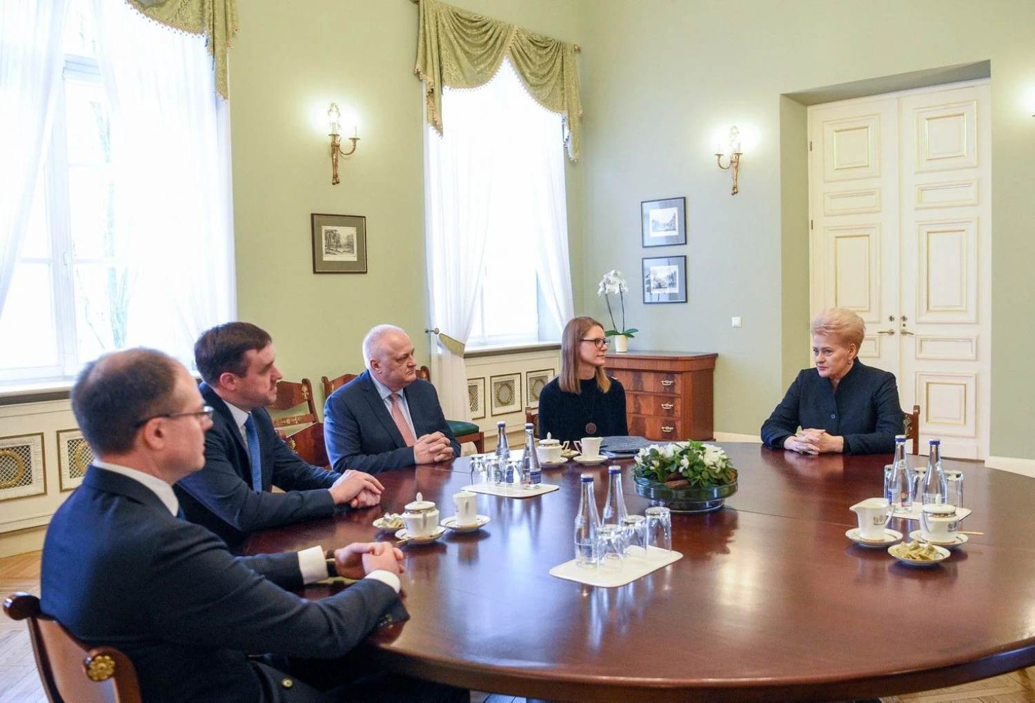 Prezidentė Dalia Grybauskaitė su keliais ekspertais aptarė savo pasiūlymus dėl viešojo sektoriaus sistemos skaidrinimo. Roberto Dačkaus (LR Prezidento kanceliarija) nuotr.