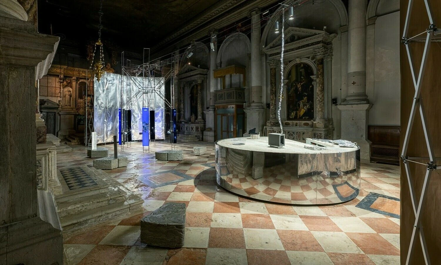 Julijono Urbono ir Lietuvos erdvės agentūros interaktyvi instaliacija „Planeta iš žmonių“ Venecijos architektūros bienalėje, 2021. Aistės Valiūtės ir Daumanto Plechavičiaus nuotr.