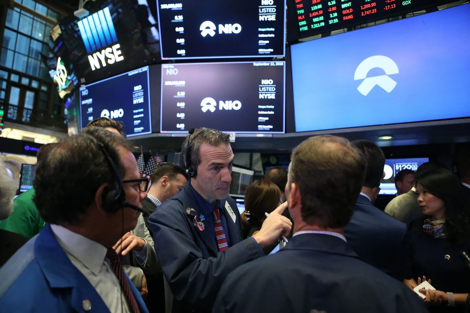 (180912) -- NEW YORK, Sept. 12, 2018 (Xinhua) -- Traders work at the New York Stock Exchange in New York, the United States, on Sept. 12, 2018. NIO Inc., a Chinese electric vehicle start-up, rang the New York Stock Exchange (NYSE) opening bell on Wednesday in celebration of its initial public offering (IPO). The company, trading under the ticker symbol of NIO, announced the pricing of its IPO of 160,000,000 American depository shares (ADSs), at 6.26 U.S. dollars per ADS for a total offering size of approximately 1 billion dollars, assuming the underwriters do not exercise their option to purchase additional ADSs. Founded in 2014, NIO, dubbed as China's Tesla, is a pioneer in China's premium electric vehicle market. (Xinhua/Qin Lang) - Qin Lang -//CHINENOUVELLE_CnynysE000082_20180913_TPPFN0A001/Credit:CHINE NOUVELLE/SIPA/1809130915