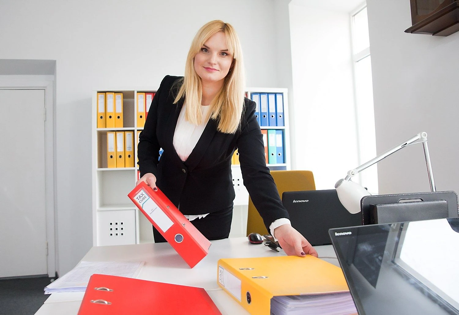 Laura Noreikienė, mokesčių konsultacijų bendrovės UAB „TaxCube“ projektų vadovė: „ Informaciją VMI turės teikti visi PVM mokėtojai – virš 80.000 asmenų. – Išskyrus tuos, kurie nevykdo veiklos.“ 