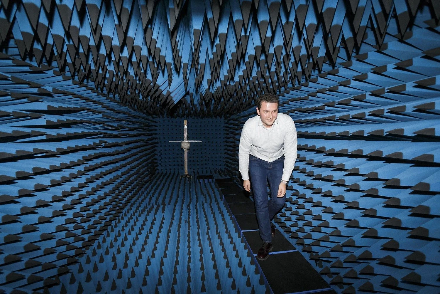 Jonas Sabaliauskas, UAB „Wilibox“ direktorius, antenų bandymo laboratorijoje. Vladimiro Ivanovo (VŽ) nuotr.