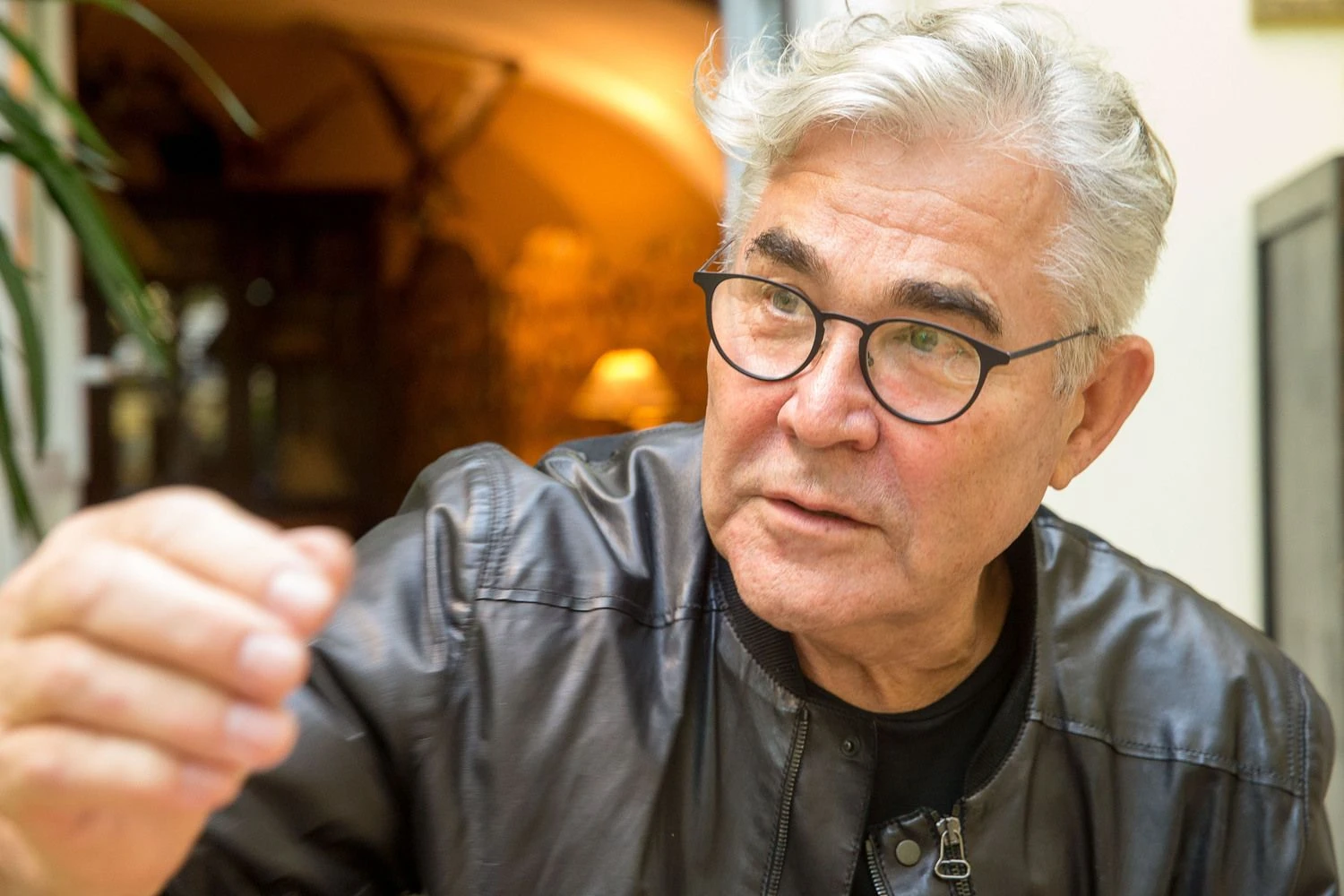 „Visada buvau optimistas. Stiklinė iki pusės man visuomet artipilnė“, – sako Romas Zakarevičius, „Relais & Chateaux Stikliai Hotel“ bendraturtis. Vladimiro Ivanovo (VŽ) nuotr.