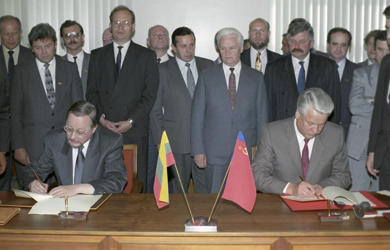 Rusijos prezidentas Borisas Jelcinas ir Lietuvos Aukščiausiosios Tarybos pirmininkas Vytautas Landsbergis pasirašo Tarpvalstybinių santykių pagrindų sutartį tarp Rusijos Federacijos ir Lietuvos. „RIA Novosti“ nuotr. 