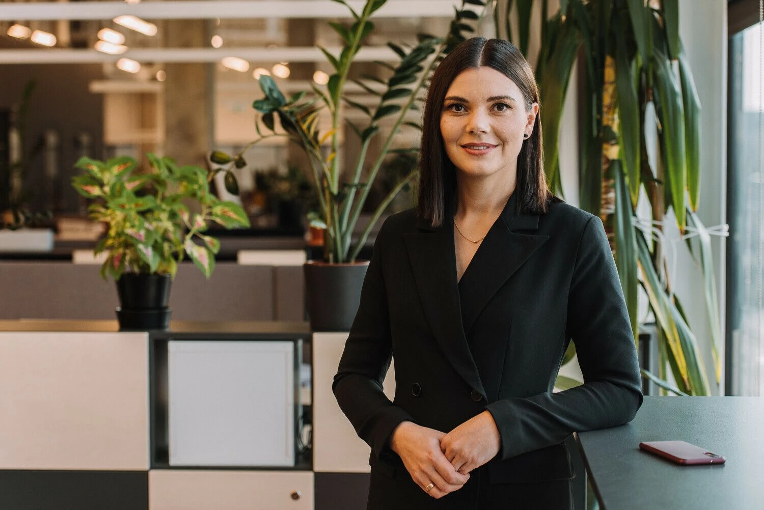 Dovilė Sukackaitė-Bolienė, Šiaulių banko darbuotojų patirties ir įtraukties grupės vadovė:  „Dirbant iš namų, turint silpną ryšį su komanda, gaunant mažai dėmesio iš vadovo, darbuotojas gali pajusti, kad jam nereikia organizacijos, kuriai jo reikia tik kaip darbo jėgos, o ne kaip unikalaus darbuotojo“.