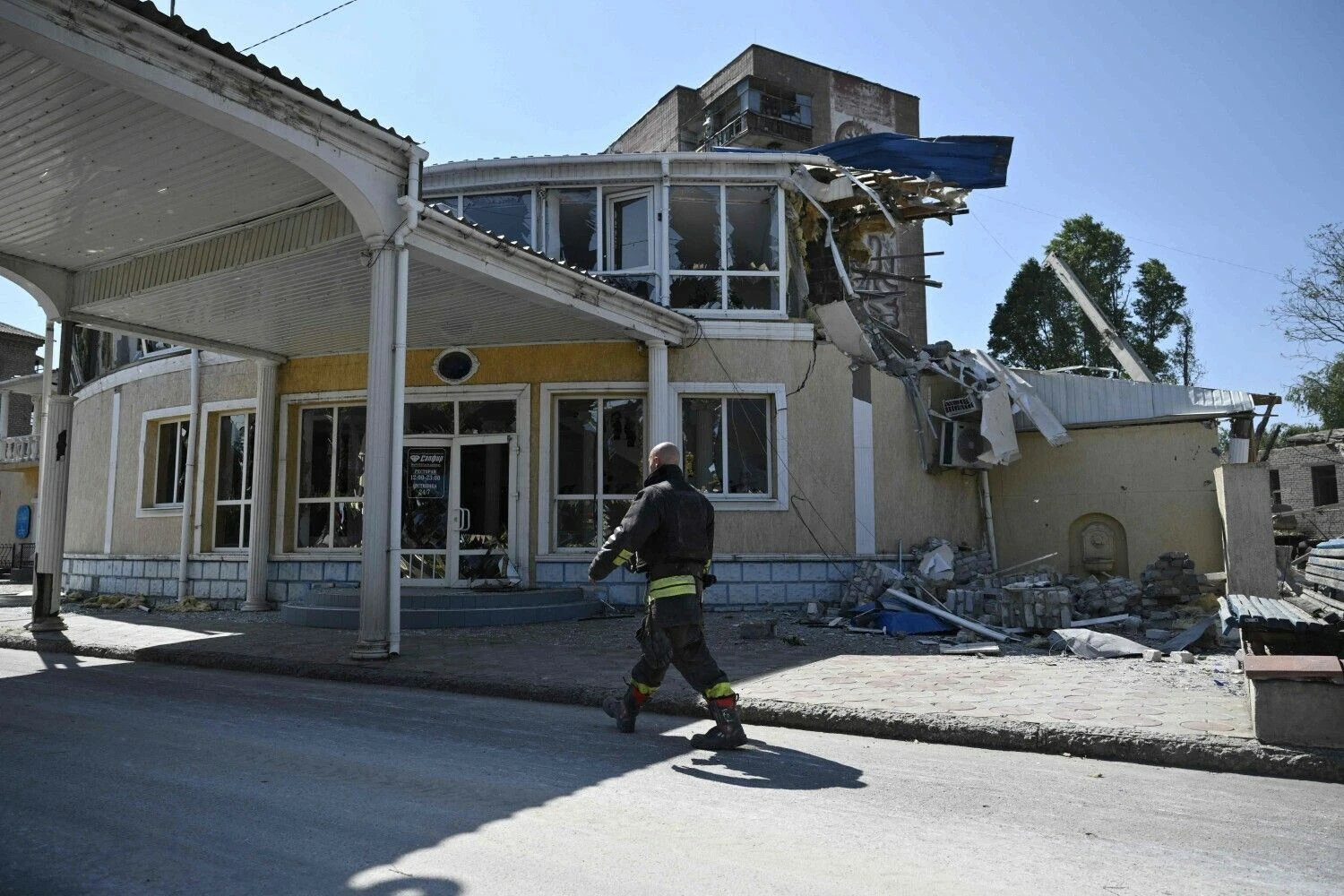 Ukrainos gelbėtojų tarnybos narys prie subombarduoto viešbučio. Genya Savilov (AFP / „Scanpix“) nuotr.
