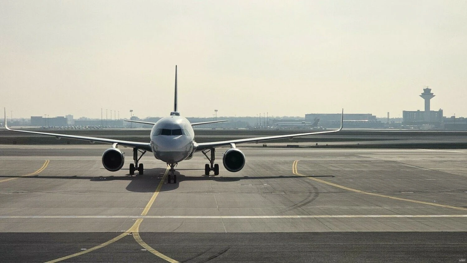 Tradiciškai intensyviausias kelionių sezonas pasižymėjo bilietų kainas ir aviacijos bendrovių maržas spaudusiu keleivių trūkumu. Lino Butkaus (VŽ) nuotr.