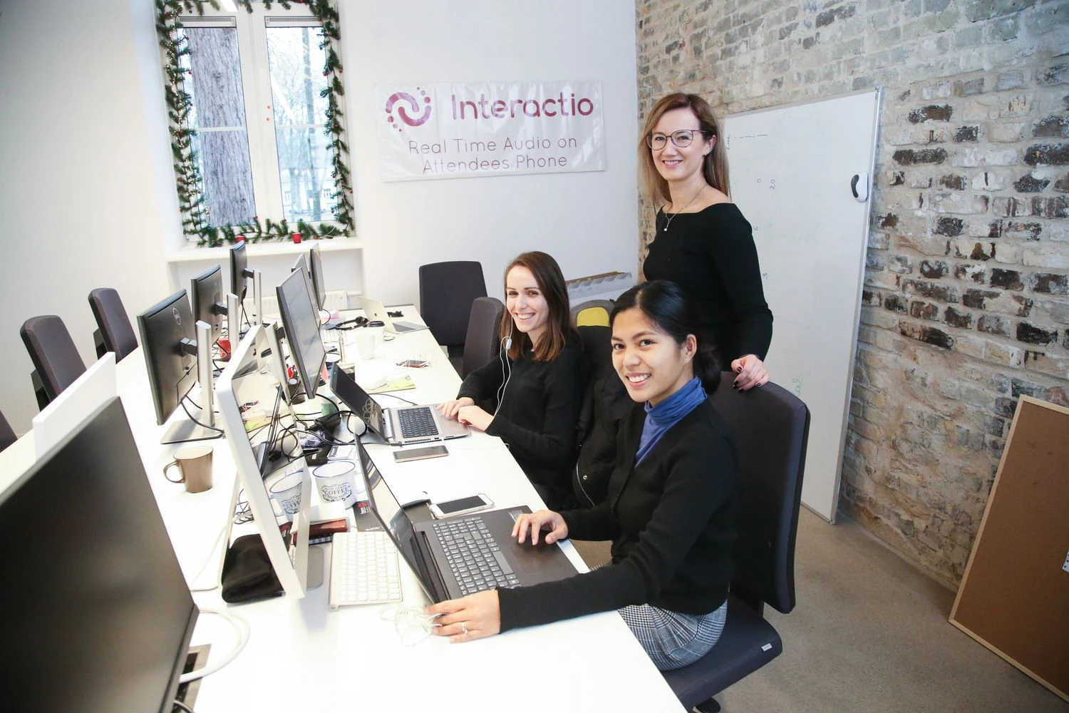 Simona Andrijauskaitė, viena iš „Interactio“ įkūrėjų (stovinti), ir pora startuolio komandos narių. Vladimiro Ivanovo (VŽ) nuotr.