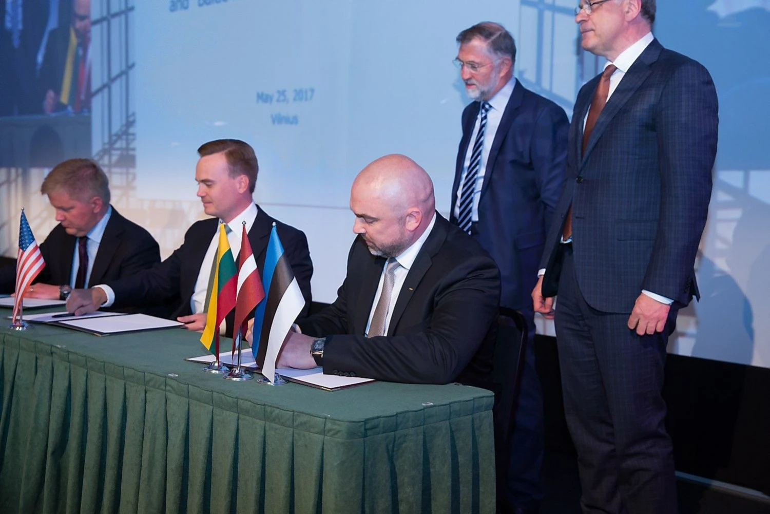 Tommis Kasurinenas, „Kesko” vyresnysis viceprezidentas (sėdi kairėje),  Arvi A.I. Luoma, „W. P. Carey Inc.” vykdomasis direktorius, „Kesko Senukų“ prezidentas Artūras Rakauskas. Laimos Penekaitės nuotr.