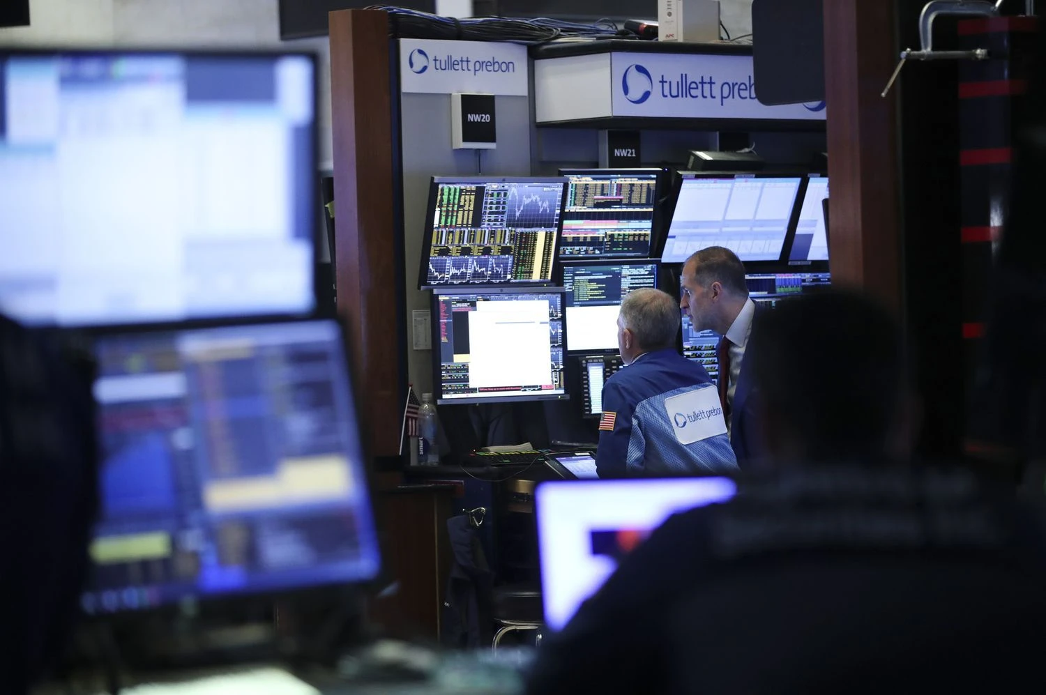 (180521) -- NEW YORK, May 21, 2018 (Xinhua) -- Traders work at the New York Stock Exchange in New York, the United States, on May 21, 2018. U.S. stocks closed higher on Monday. The Dow rose 1.21 percent to 25,013.29, and the S&P 500 rose 0.74 percent to 2,733.01, while the Nasdaq increased 0.54 percent to 7,394.04. (Xinhua/Wang Ying)  - Wang Ying -//CHINENOUVELLE_CHINE012504/Credit:CHINE NOUVELLE/SIPA/1805220847