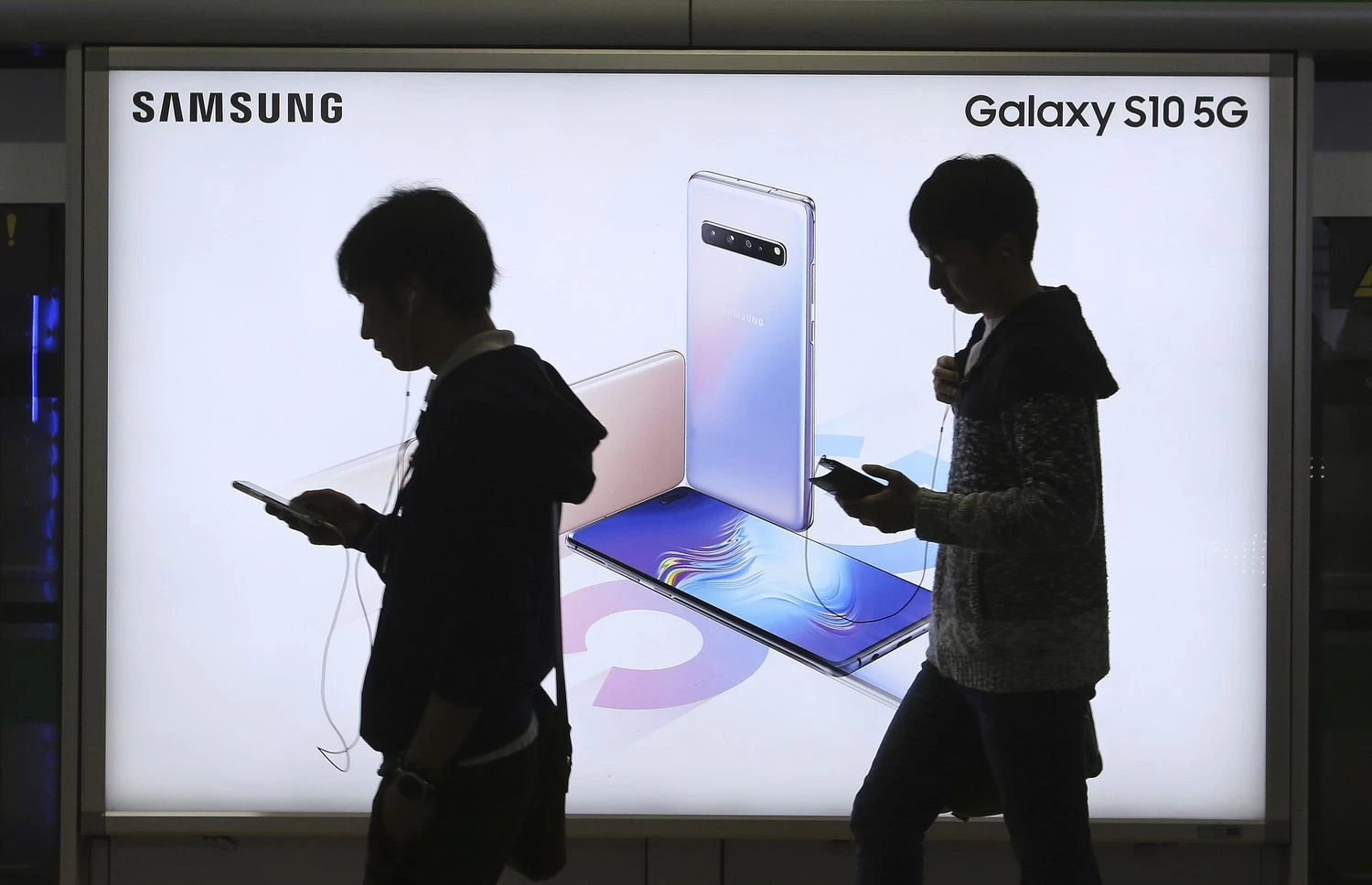 „Samsung Galaxy S“ dešimtukai yra bene gražiausi ir patogiausi tokio dydžio telefonai visoje rinkoje. AP nuotr.