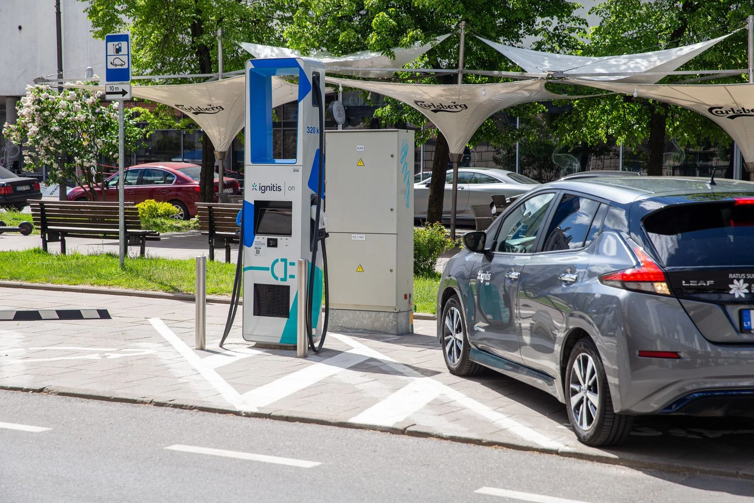 „Ignitis ON“ Vilniaus centre oficialiai atidarė itin greito elektromobilių įkrovimo stotelę. Vladimiro Ivanovo (VŽ) nuotr.