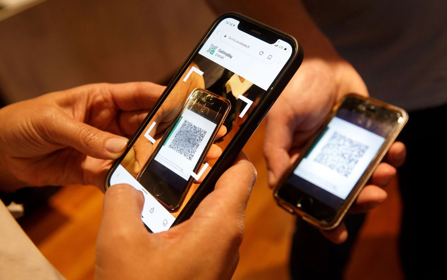 Skenuojamas galimybių pasas kavinėje. Juditos Grigelytės (VŽ) nuotr.