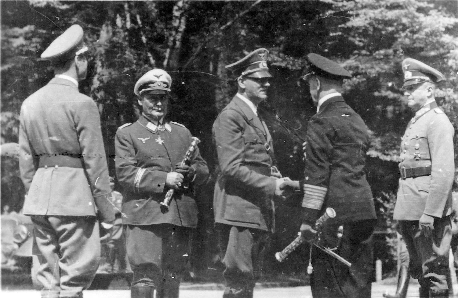 Nuotraukoje iš kairės į dešinę – neatpažintas karininkas, Hermannas Goeringas, Adolfas Hitleris, Erichas Raederis ir Wilhelmas Keitelis Prancūzijos mieste Kompjenėje 1940 m. birželio 21 d. pasirašoma Prancūzijos kapituliavimo sutartis. (Patricko Kovacso / „Reuters“ “ nuotr. )
