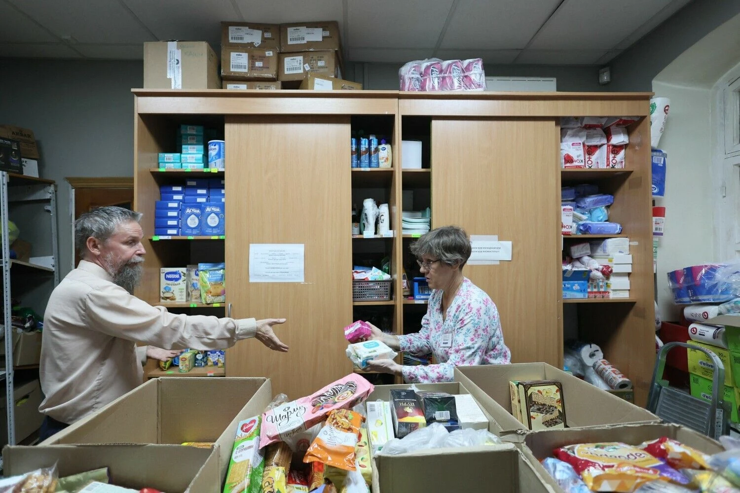 Maisto produktų skirstymo punktas Maskvoje. („STRINGER“ / AFP / „Scanpix“) nuotr.
