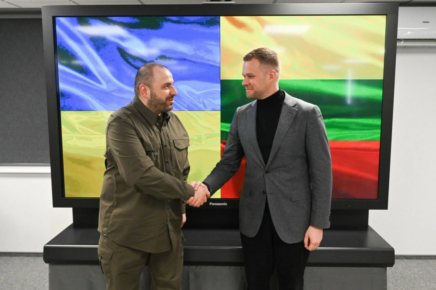 Iš kairės: Rustemas Umerovas, Ukrainos gynybos ministras, ir Gabrielius Landsbergis, užsienio reikalų ministras. Ministerijos nuotr.