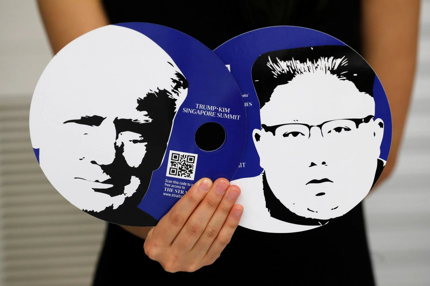 Ruošiantis istoriniam JAV ir Šiaurės Korėjos lyderių susitikimui buvo pagaminta daugybė įvairiausių suvenyrų. Kim Kyung-Hoon ("Reuters") nuotr.