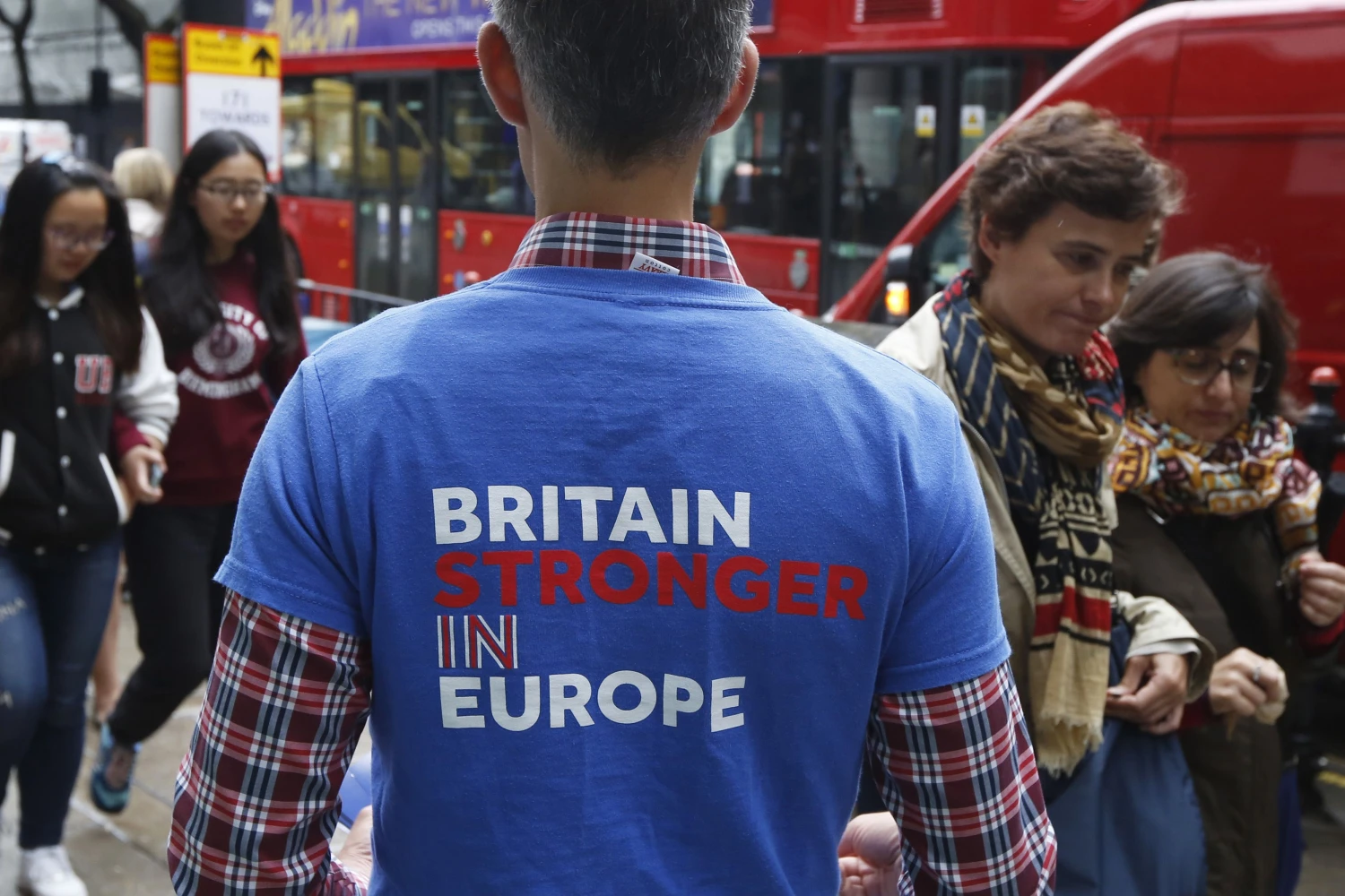 Pasilikti ES britus ragina verslo elitas, didžioji dalis JK žiniasklaidos, Europos ir pasaulio lyderiai.
LUKE‘O MACGREGORO („REUTERS“ / „SCANPIX“) NUOTR. 
