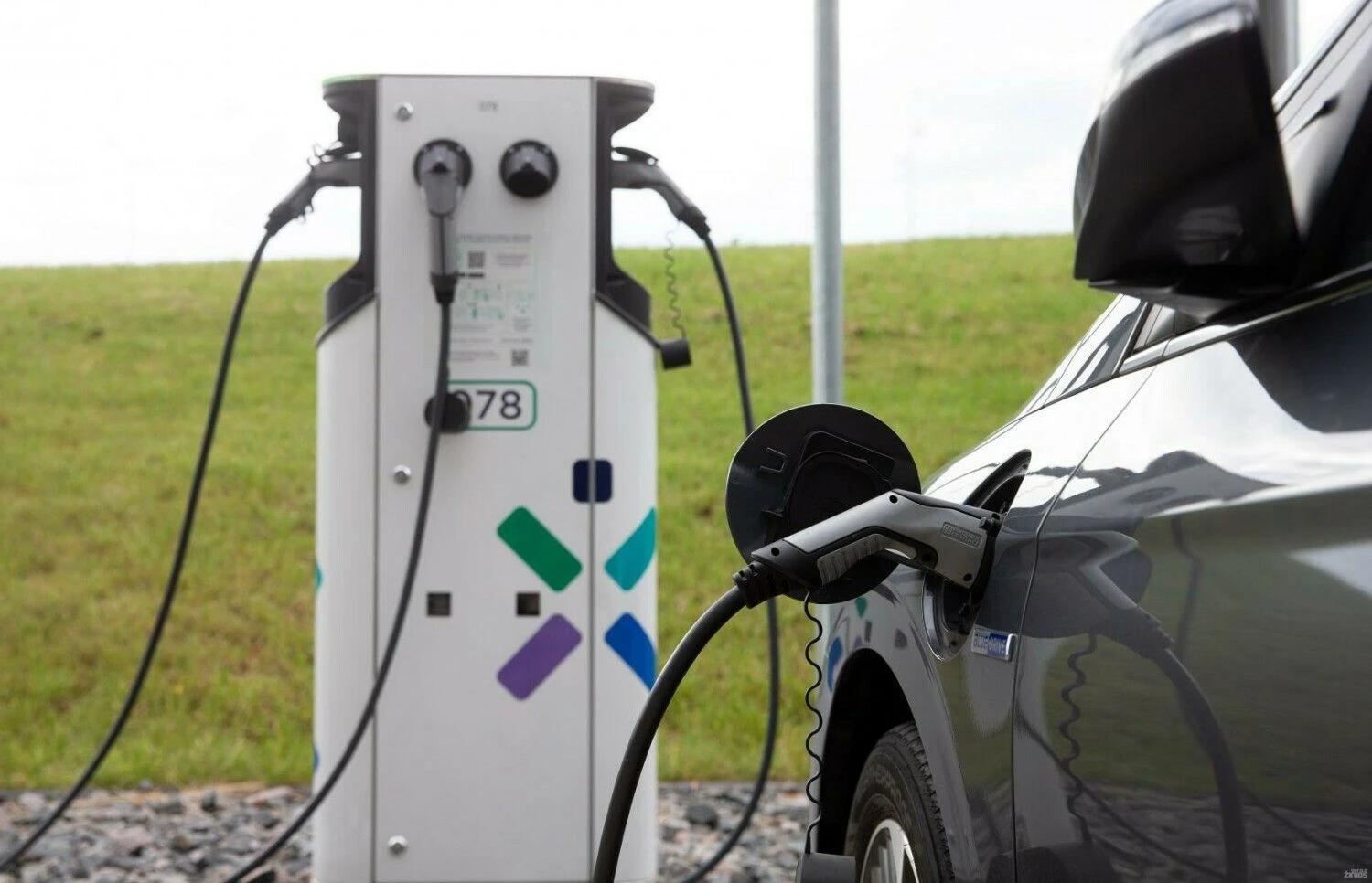 Lietuva kol kas negali pasigirti plačia elektromobilių įkrovimo infrastruktūra, tačiau pokyčiai jau prasideda. Juditos Grigelytės (VŽ) nuotr.