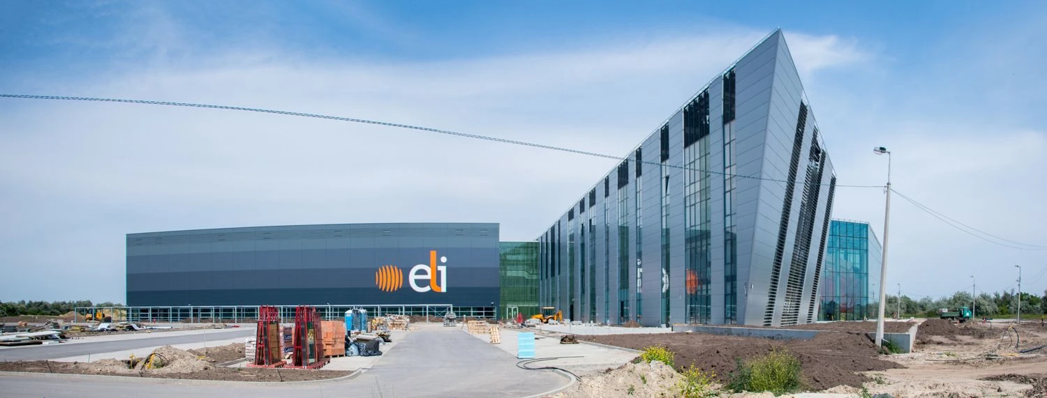 Lietuviai galimybes pritraukti 700 mln. Eur vertės investiciją juokaudami vadina Jono Biliūno „Laimės žiburiu“, tačiau rimtų konkurentų daug nemato. Vienas „Extreme Light Infrastructure“ centrų. 
Organizacijos nuotr.