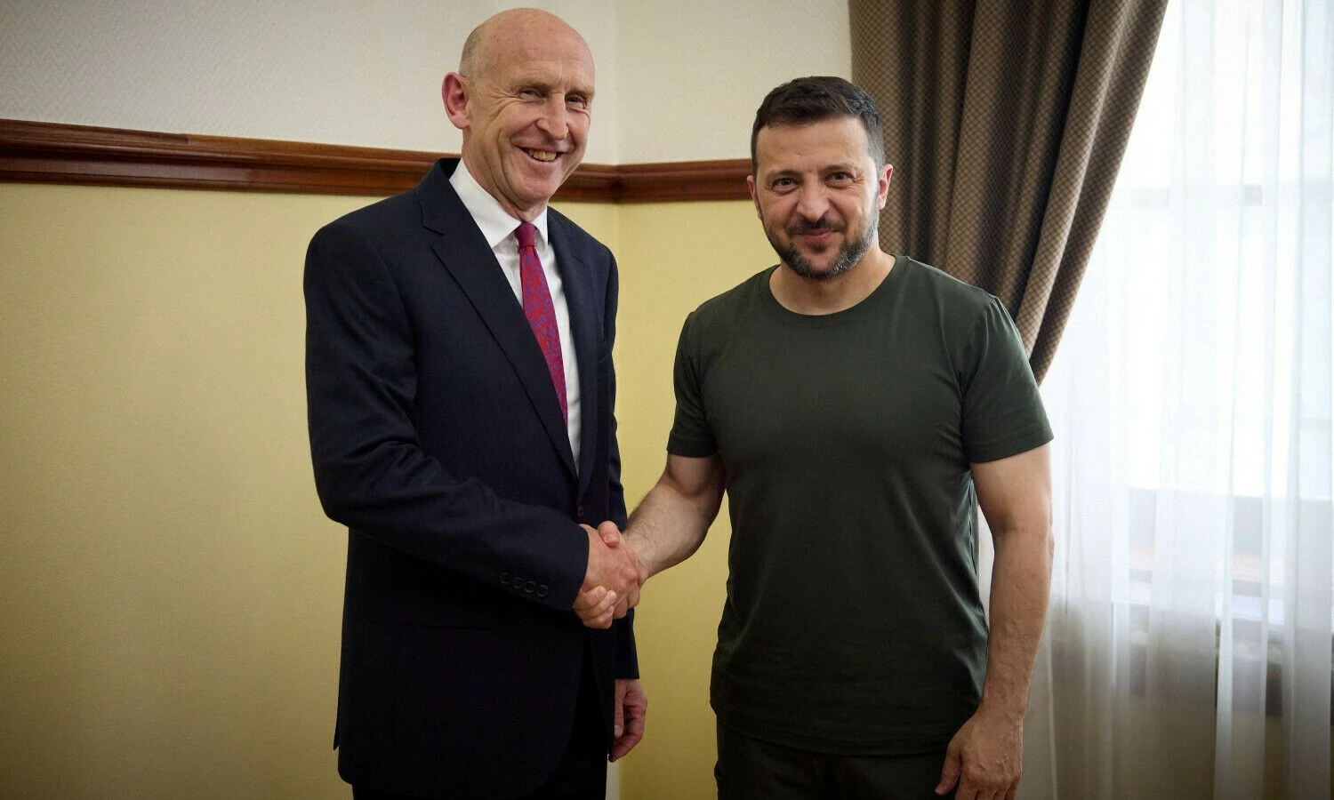 Jungtinės Karalystės gynybos sekretorius J. Healey ir Ukrainos prezidentas V. Zelenskis. Ukrainos prezidentūros / „Reuters“ / „Scanpix“ nuotr.