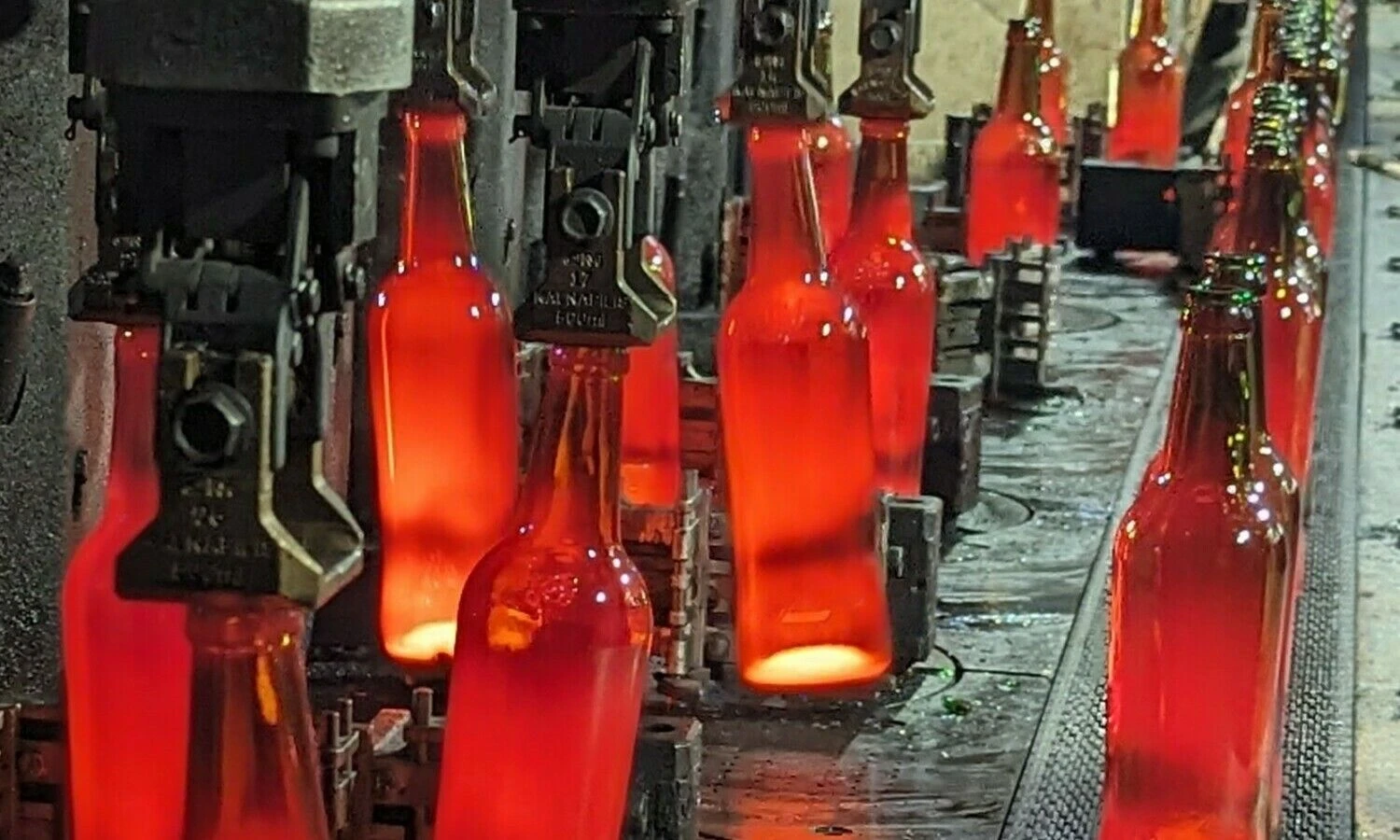 Stiklo butelių gamybos procesas.