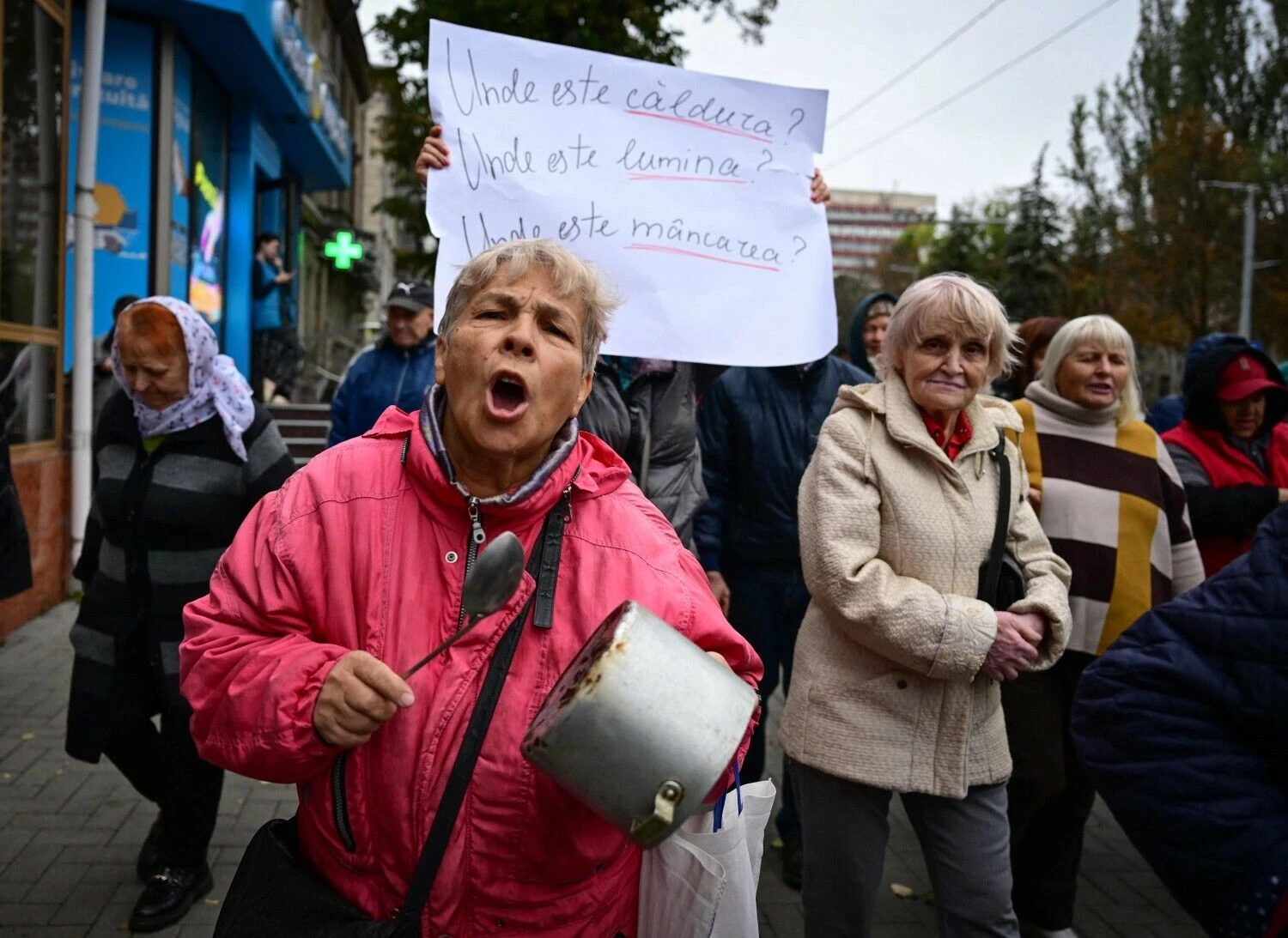 Protesto prieš dabartinę šalies prezidentę Maią Sandu dalyvės. Ant plakato užrašyta: „Kur šildymas? Kur elektra? Kur maistas?“. Danielio Mihailescu (AFP / „Scanpix“) nuotr.