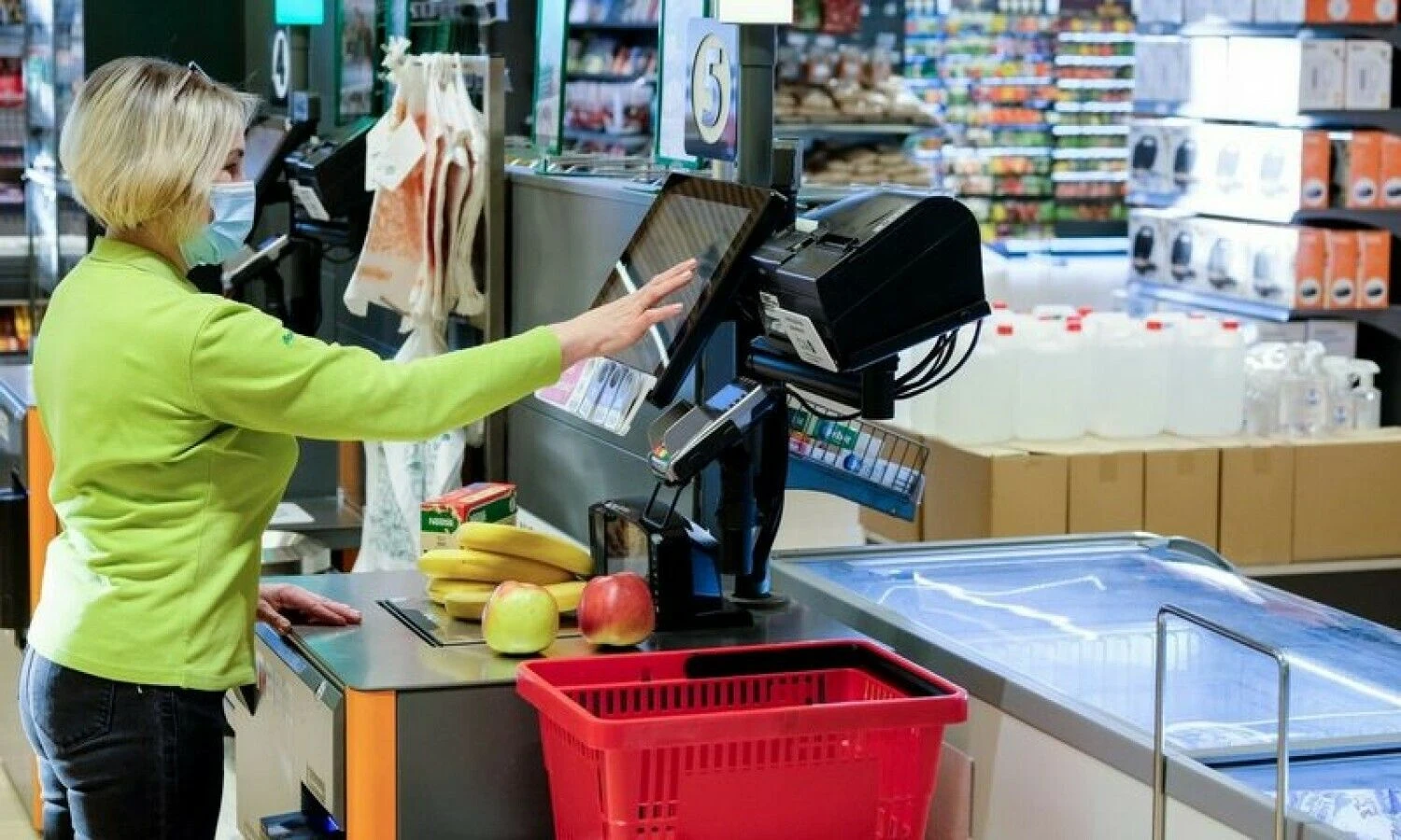 „Norfos“ parduotuvėse išbandomos technologijos, kurios padės pirkėjams savitarnos kasose sugaišti kuo mažiau laiko. Vladimiro Ivanovo (VŽ) nuotr.