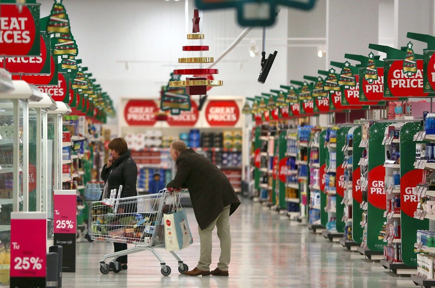 Customers shop at a Sainsbury's store in London, Britain December 3, 2015. Britons will spend 20.3 billion pounds ($31 billion) on groceries over the festive period, a 1.4 percent increase on last year, industry research group IGD forecast on Wednesday. The group said its research found 19 Neilo Hallo („Reuters“) nuotr.